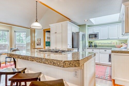 Westside Craftsman with private hot tub, enclosed yard & jetted tub