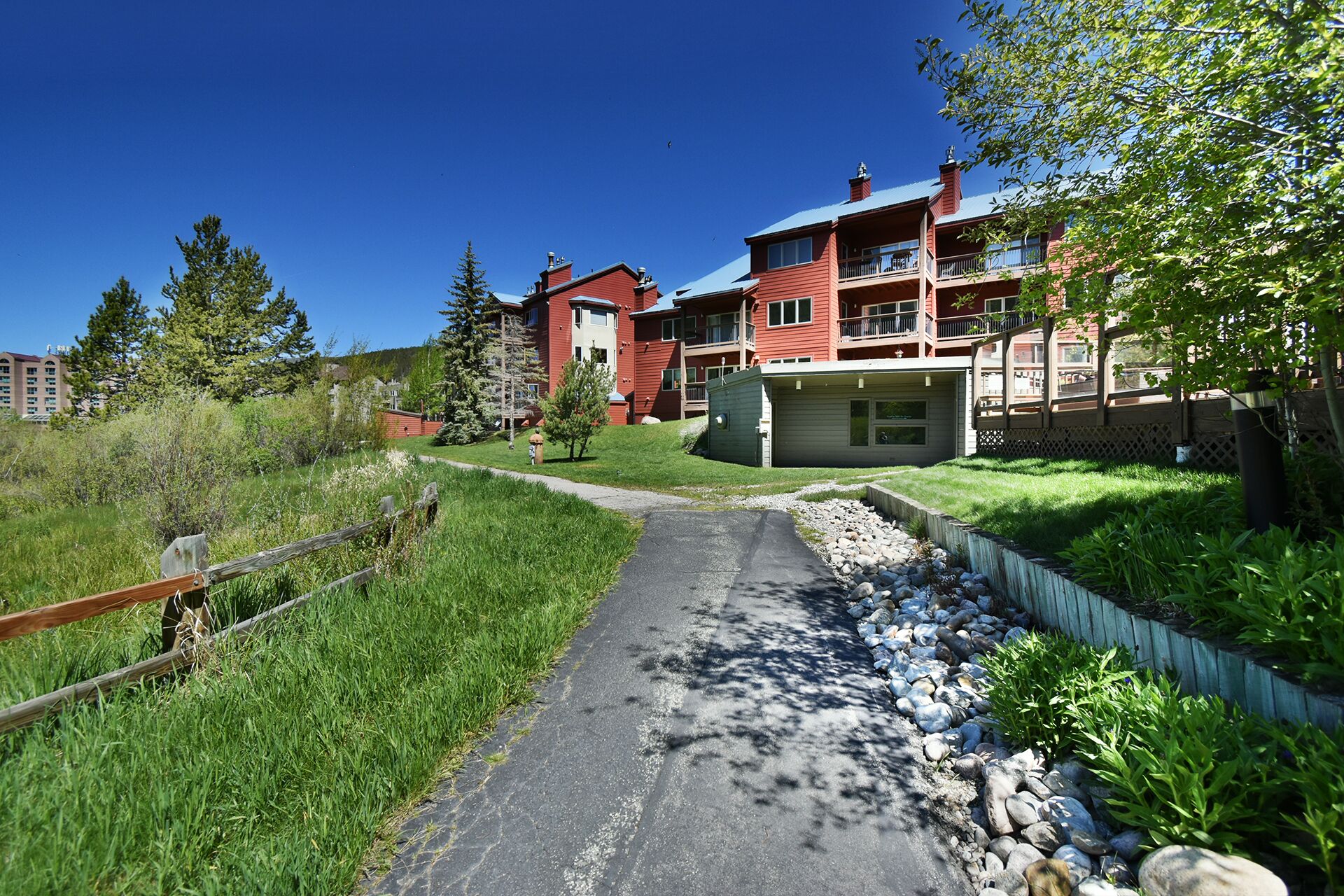 End Unit Near 2 Hot Tubs. Deck. On River Trail. Walk to Dining, Shops, Events