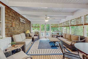 TV, DVD player, livros