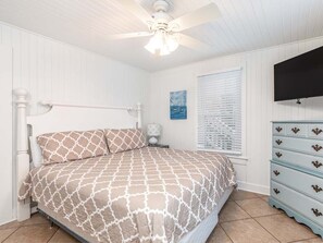 2 slaapkamers, een strijkplank/strijkijzer, internet, beddengoed