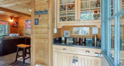 Viihtyisä koti w / kannella, oma kylpytynnyri, jaetut uima-altaat, saunat ja golf - koirat OK!