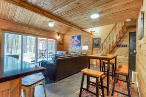 Interior - Cozy home with shared pool, sauna, golf, private hot tub & deck - dog-friendly (Black Butte Ranch)