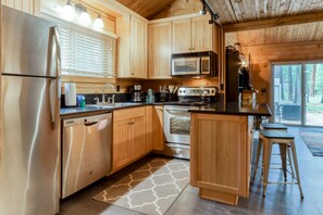 Fridge, microwave, oven, stovetop - Cozy home with shared pool, sauna, golf, private hot tub & deck - dog-friendly (Black Butte Ranch)