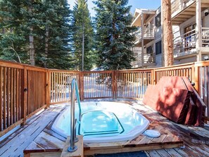 Tina de hidromasaje al aire libre