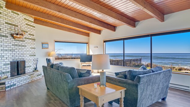 TV, fireplace, DVD player, stereo - Big Sea  - Oceanfront in Central Yachats (Yachats)