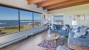 TV, fireplace, DVD player, stereo - Big Sea  - Oceanfront in Central Yachats (Yachats)