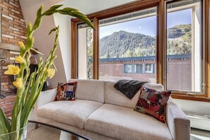 TV - Cozy 2BR Condo w/ Mountain Views & Hot Tub (Aspen)