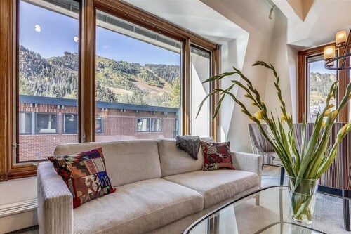 Cozy 2BR Condo w/ Mountain Views & Hot Tub