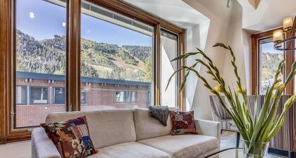 Cozy 2BR Condo w/ Mountain Views & Hot Tub