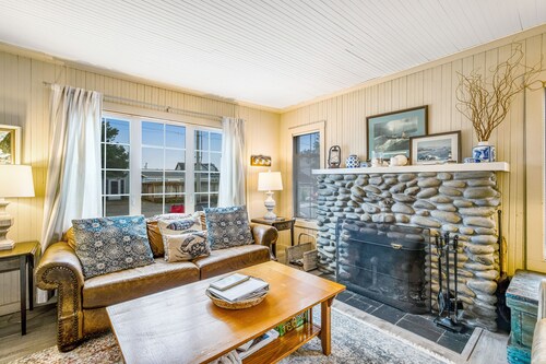 Charming dog-friendly cottage with sauna, easy beach access, deck & yard