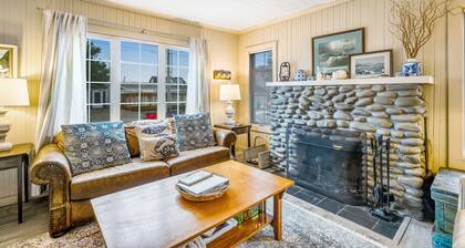 Charming dog-friendly cottage with sauna, easy beach access, deck & yard