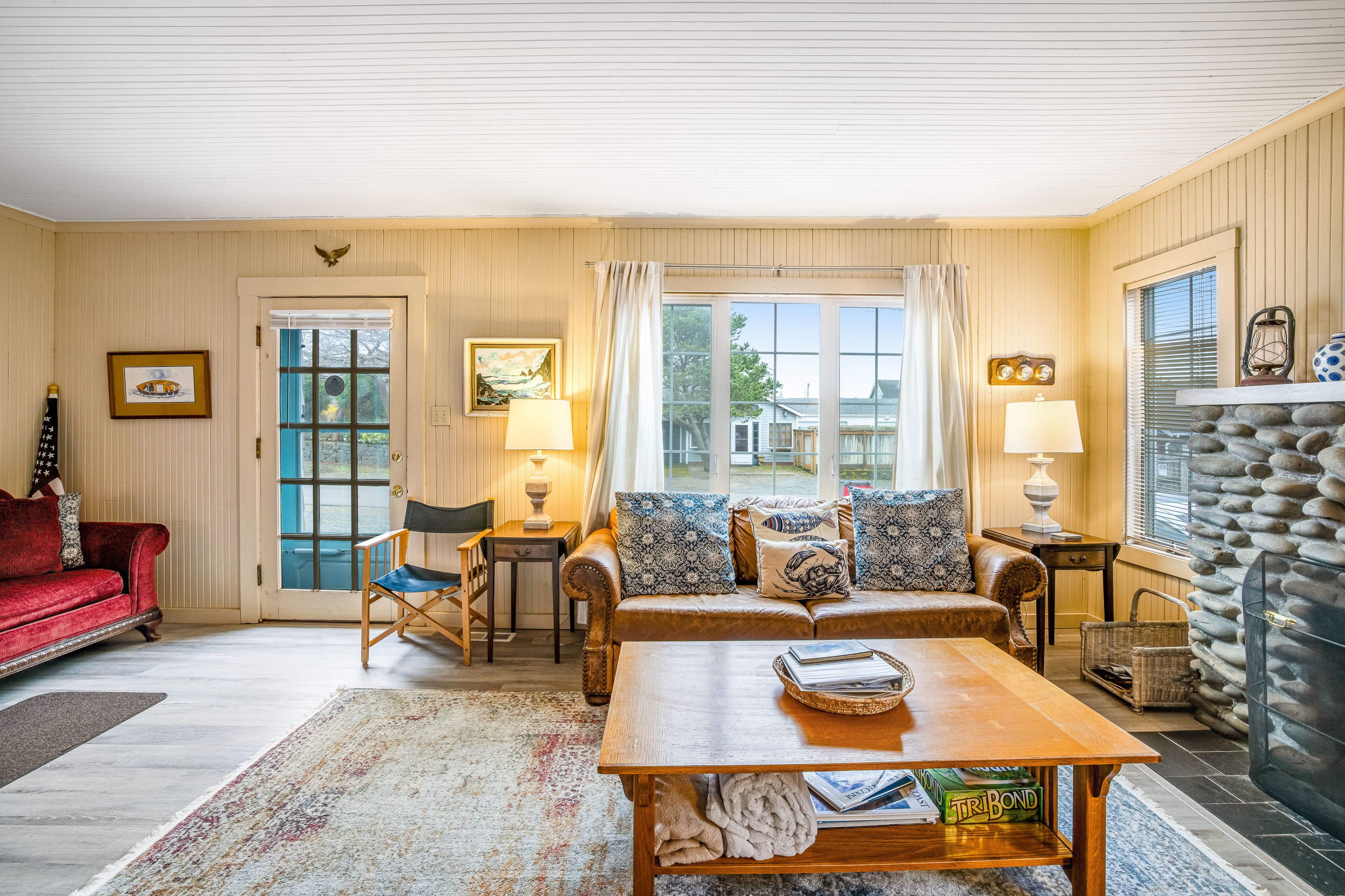 Fernseher, Kamin, DVD-Player, Bücher