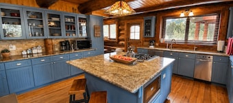 Rustic & Spacious Log Cabin w/Private Hot Tub, Amazing Views, 4 Miles to Ski