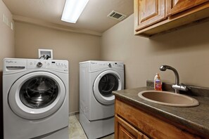 Washer and Dryer Available - Rustic & Spacious Log Cabin w/Private Hot Tub, Amazing Views, 4 Miles to Ski (Durango)