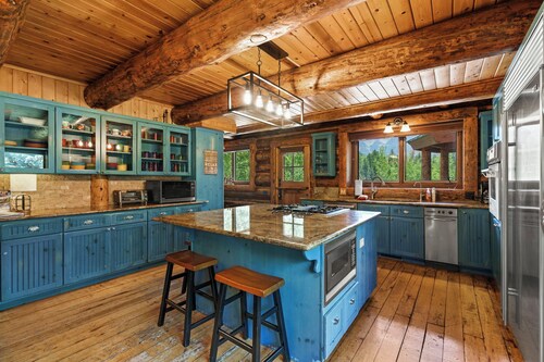 Rustic & Spacious Log Cabin w/Private Hot Tub, Amazing Views, 4 Miles to Ski