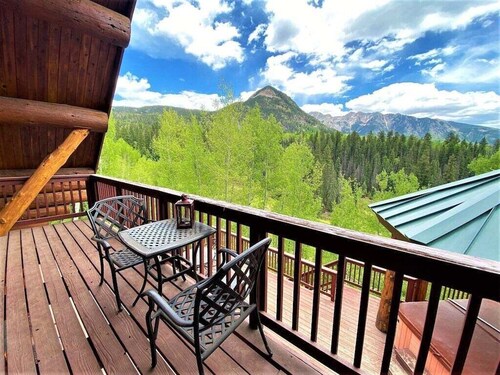 Rustic & Spacious Log Cabin w/Private Hot Tub, Amazing Views, 4 Miles to Ski