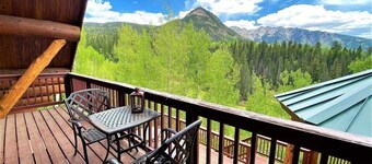 Rustic & Spacious Log Cabin w/Private Hot Tub, Amazing Views, 4 Miles to Ski