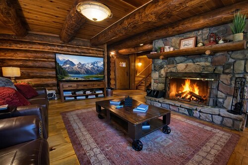 Rustic & Spacious Log Cabin w/Private Hot Tub, Amazing Views, 4 Miles to Ski