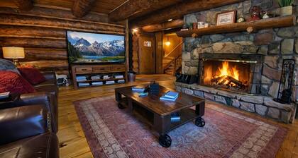 Rustic & Spacious Log Cabin w/Private Hot Tub, Amazing Views, 4 Miles to Ski