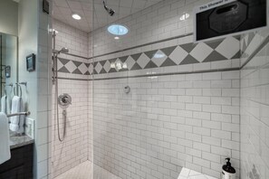 Shower, towels, soap, toilet paper - River Aerie-Relax by the River (Salida)