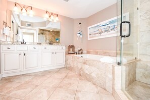 Shower, jetted tub, hair dryer, towels - Coastal Beachfront Condo w/ Relaxing Community Pool in Destin! 💙☀🌊 (Destin)