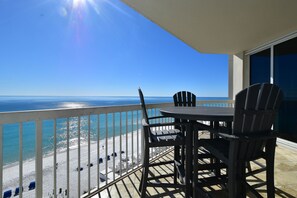 Ein Balkon mit Blick auf Strand und Meer.