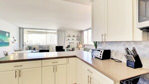 Unclassified image, 3 of 29, button - Large 1BR/1BA with SPACIOUS Lanai! Right by Waikiki Beach! (Honolulu)