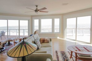 Télévision, cheminée, lecteur de DVD