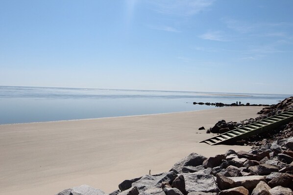 På stranden