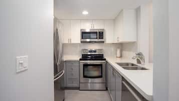 KylskÄp, mikrovÄgsugn, ugn och spishÀll