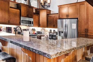 Jääkaappi, mikroaaltouuni, uuni, liesi