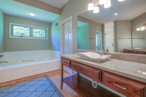 Bathtub, hair dryer, towels - 12 Snowy Egret-4th Row Ocean, Large Pool & Lush setting. (Hilton Head Island)