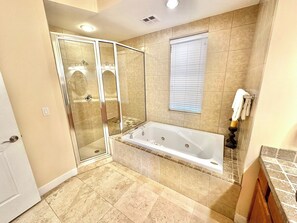 Combined shower/tub, hair dryer, towels - Lovely Unit of the Golf Course! 5370PR (Miramar Beach)