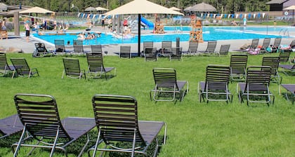 Condo avec belle vue, piscine partagée, courts de tennis et laissez-passer SHARC