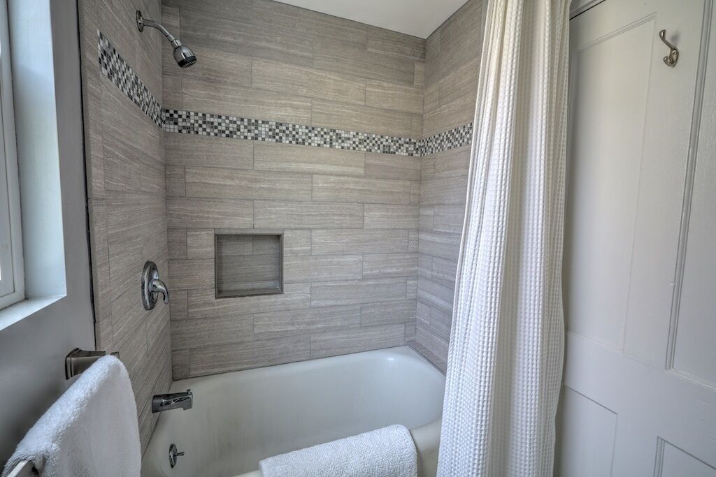 Combined shower/bathtub, hair dryer, towels