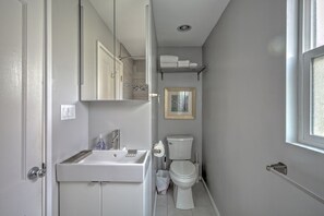 Bañera con ducha, secador de pelo, toallas