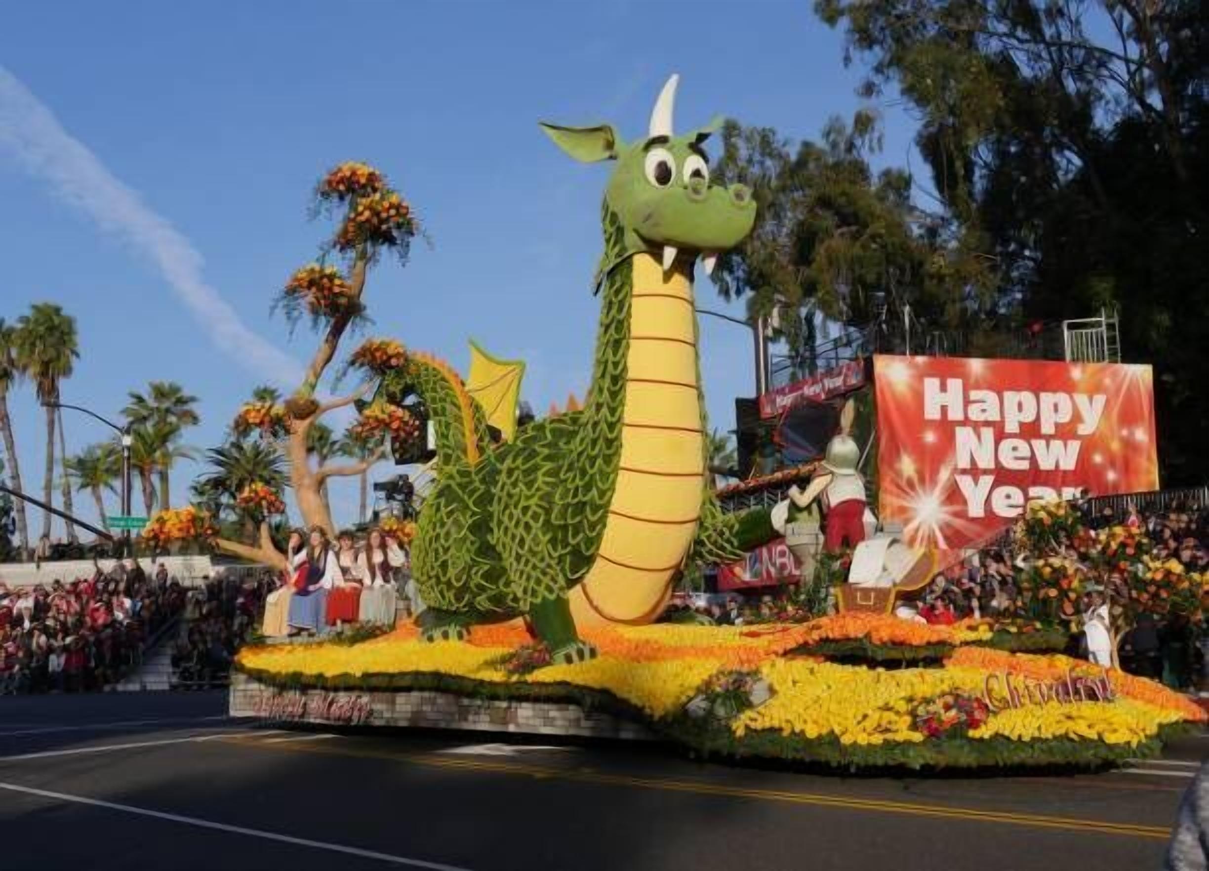 Un carro allegorico con un drago e uno striscione con su scritto 'Happy New Year'.