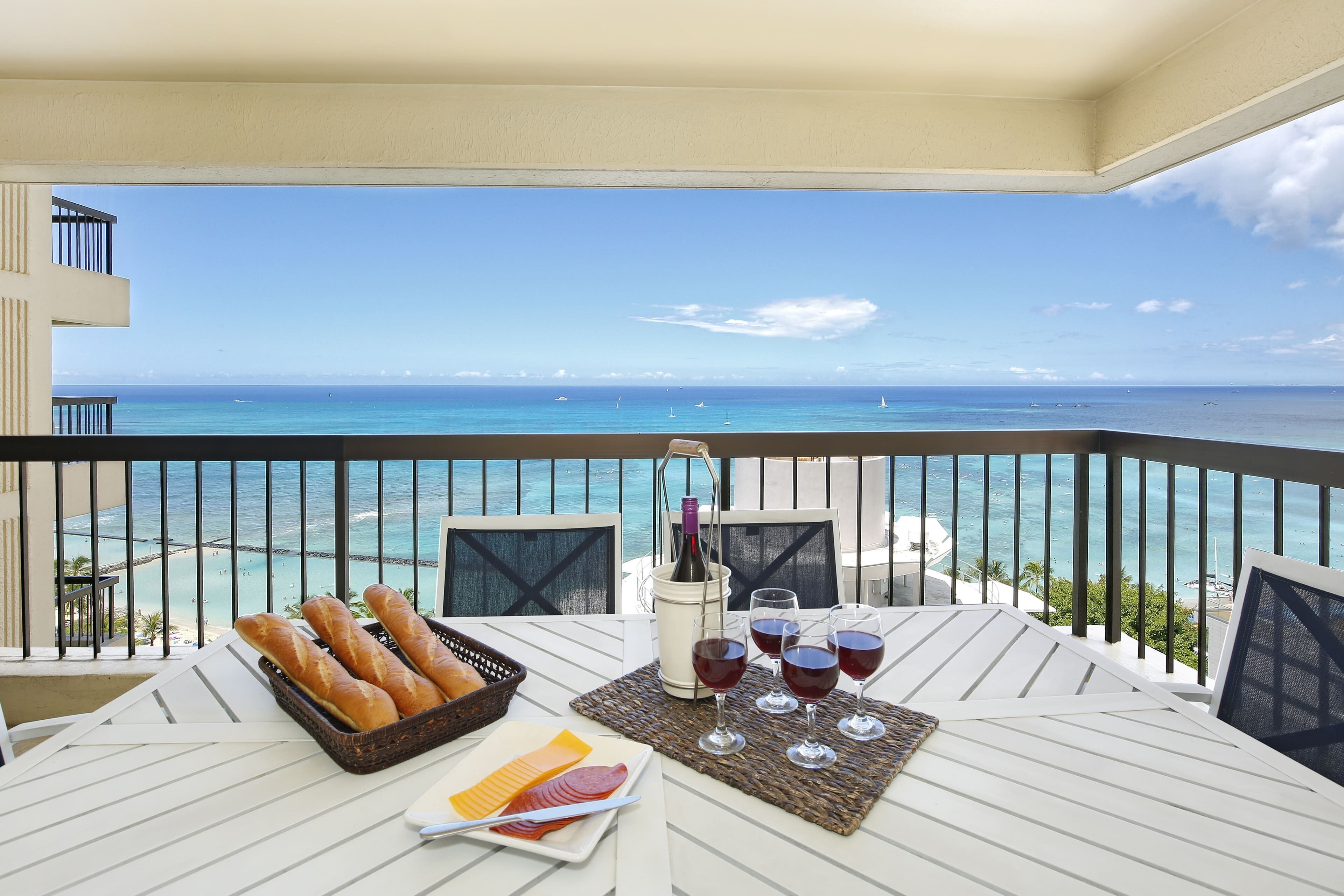 INCREDIBLE OCEAN VIEW! A/C, Wi-Fi, Pool, FREE Valet Parking, Steps to Beach!
