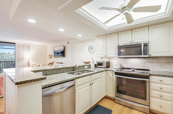 Fridge, oven, stovetop, dishwasher