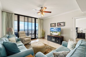 Fernseher, DVD-Player, Tischtennisplatte, Bücher