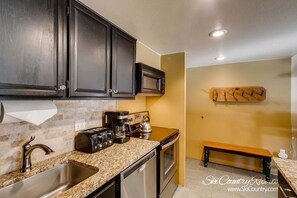 雪櫃、微波爐、焗爐、爐具