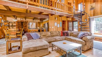 Una televisión, videojuegos, un reproductor de DVD, libros