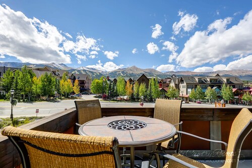 Dog Friendly - Downtown Location w/ *Private Hot Tub* & Views l MainB