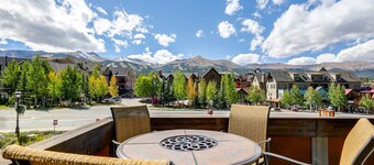 Dog Friendly - Downtown Location w/ *Private Hot Tub* & Views l MainB