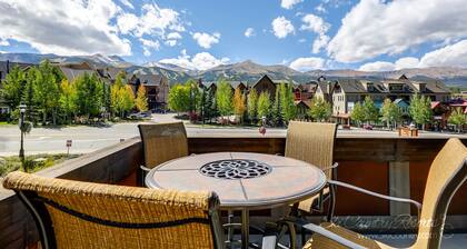 Dog Friendly - Downtown Location w/ *Private Hot Tub* & Views l MainB