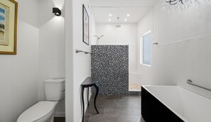 Bañera, secador de pelo, toallas y champú