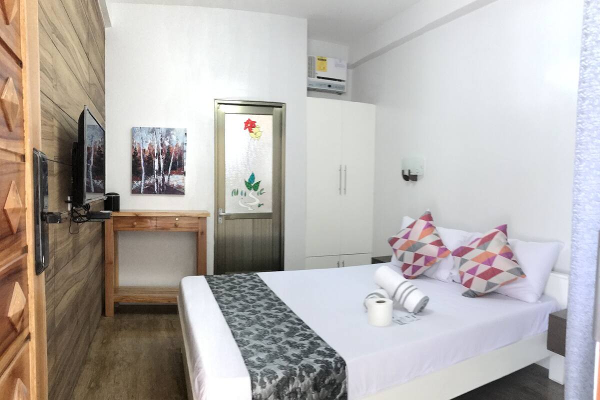 Quarto casal | Escrivaninha, roupa de cama
