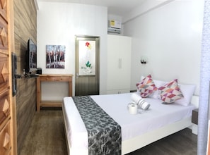 Quarto casal | Escrivaninha, roupa de cama