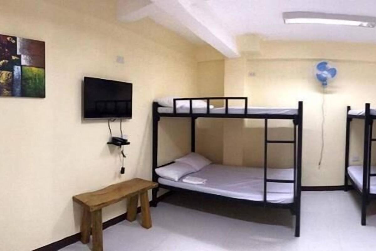 Quarto (Group for 12) | Escrivaninha, roupa de cama