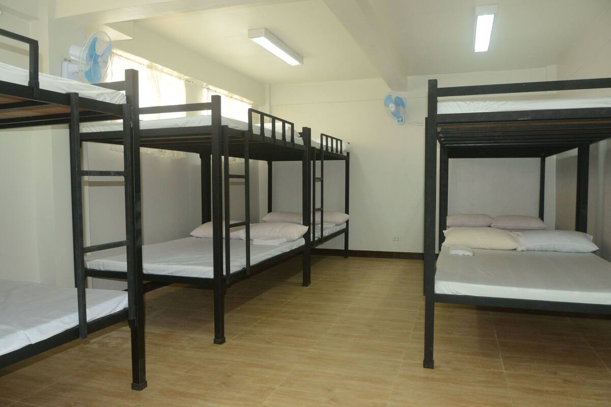 Quarto (Group for 20) | Escrivaninha, roupa de cama